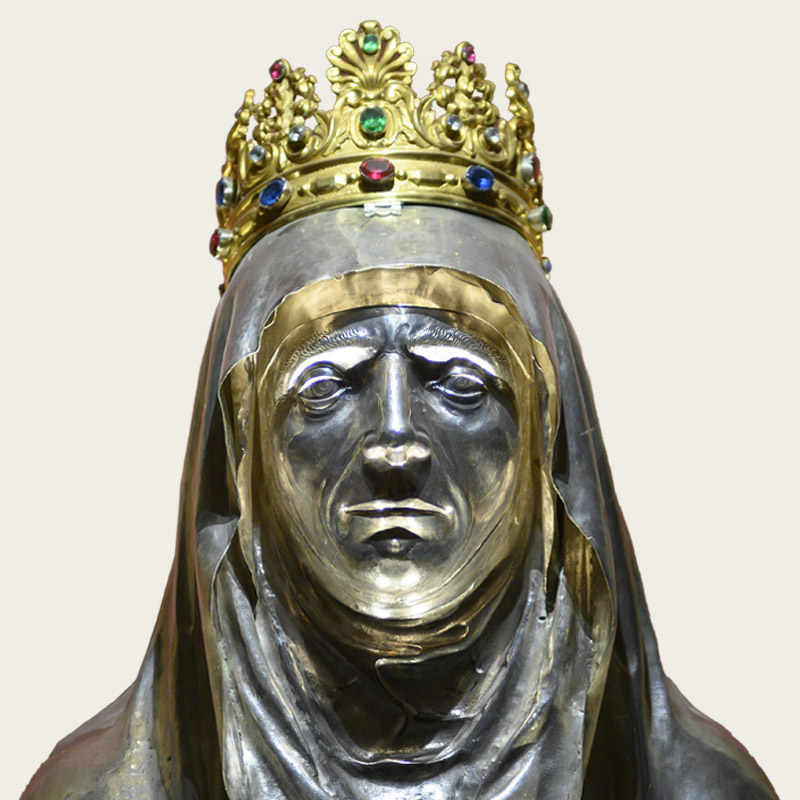 In the reliquary room, the Bust of Blessed Julia stands out, adorned with a crown of imitation gems. Created in 1652–1653 by Paolo di Andrea Laurentini, the face is inspired by a lost ancient image.