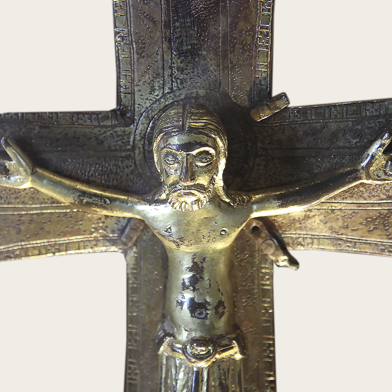 The oldest processional cross in the collection, dating to the late 15th century, is mounted on a vertical staff and features both the Christus triumphans and the Christus patiens, symbolizing victory and martyrdom. Recent studies attribute it to a Tuscan workshop of the 12th century.