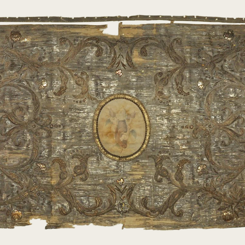 The altar frontal, embroidered with floral vines on a white silk background and a central medallion depicting the Ascension of Blessed Julia, was restored in 2019 for the 700th anniversary of the town’s patron saint.